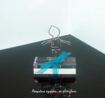 Ασημένια στοιχεία σε βάσεις.